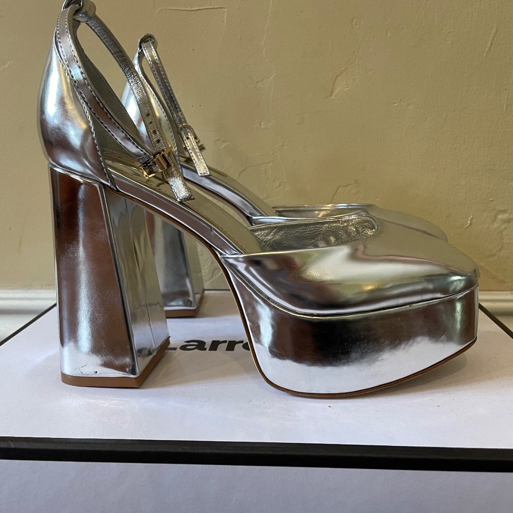 NEW Larroude - Ari Ankle Strap Platform Pump (metallic silver)